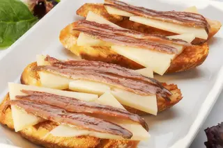 Montadito De Anchoas Con Queso Fresco