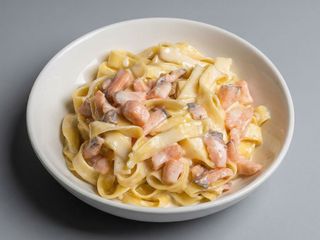 Tagliatelle  Panna E Salmone