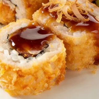 uramaki de salmon frito