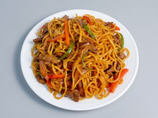 tallarines fritos con carne