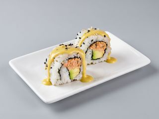 uramaki de salmon cocido