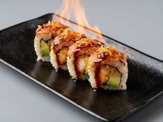 uramaki de tempura de gambas con salmon flameado