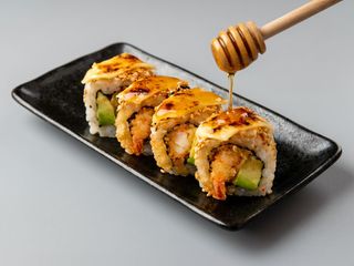 uramaki de tempura de gambas con queso flameado y miel