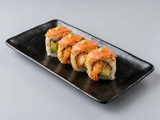 uramaki de tempura de gambas cubierta de salmon