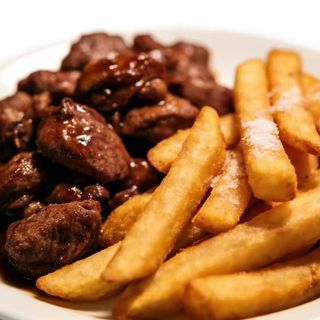 Ternera con patatas fritas
