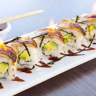 uramaki de anguila flameado