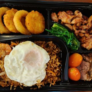 Bento variado asiático (una bebida incluido)