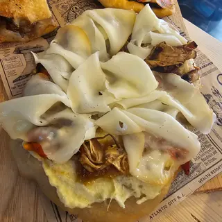 Pizza Fritta con Crema de Alcachofa, Verduras Mixtas a la Parrilla, Cebolla Caramelizada y Scamorza Ahumada