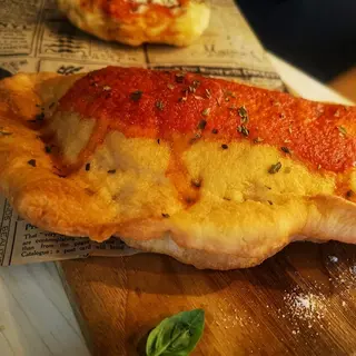 Calzone Frito Relleno de Tomate y Mozzarella di Bufala