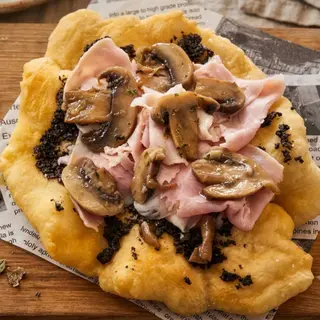 Pizza fritta con crema di tartufo,funghi Champignon trifolati e prosciutto cotto di spalla