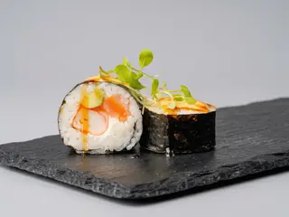 17 Futomaki Surimi y Salmón 6USD