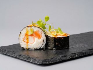 17 Futomaki Surimi y Salmón 6USD