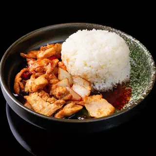 240 Arroz blanco y pollo con salsa teriyaki