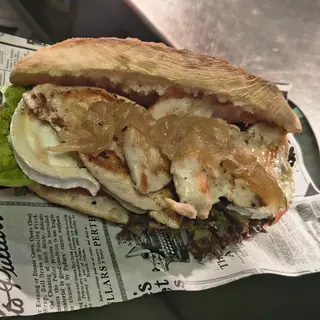 Bocadillo De Pollo Y Queso De Cabra