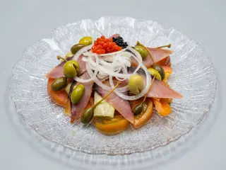 Bonito con tomate