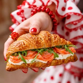 Croissant con queso crema y salmon
