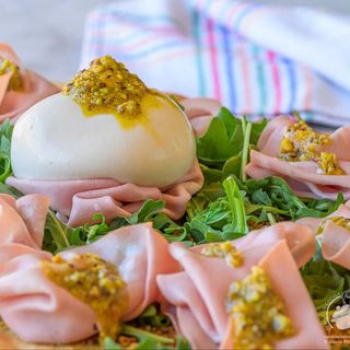 Mortadela, burrata y pesto