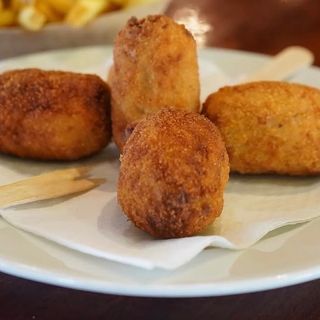Croquetas de pollo / jamón serrano / setas