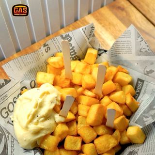 Patatas bravas con alioli