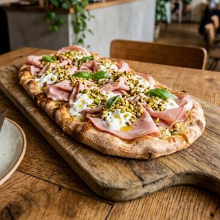 Pinsa de mortadella y stracciatella