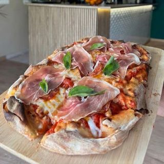 Pinsa de jamón serrano