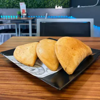 Empanada Carne Mechada Con Queso Gouda Xl