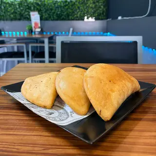 Empanada Pollo Mechado Con Queso Gouda Xl