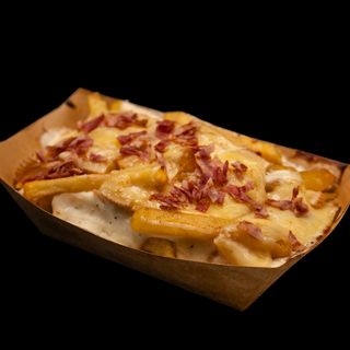 Patatas Fritas Con Raclette y Bacon