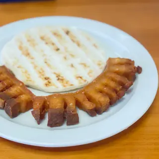 Chicharrón con arepa