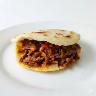 Arepa De Maíz Con Carne Mechada (1 Ud.)