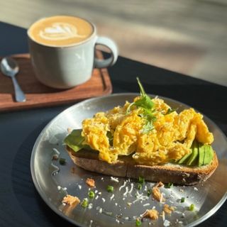 Tostada con aguacate y huevo revuelto