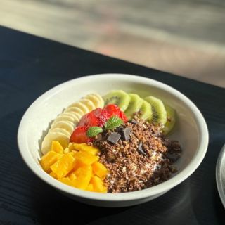 Bowl de yogurt griego con muesli y fruta