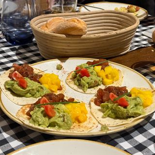 Tacos de tartar de atún