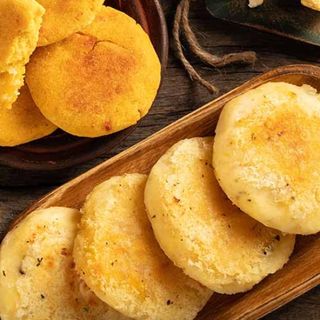Arepa rellena de pollo con queso