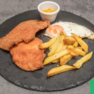 Plato combinado de pollo y huevo frito