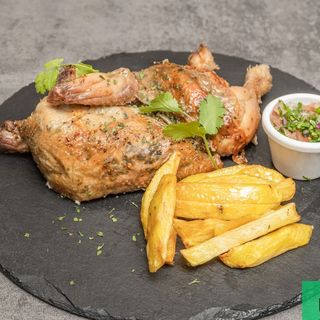 Medio Pollo Asado + Patatas fritas