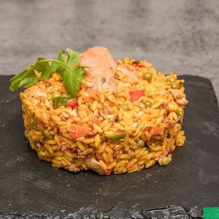 Arroz salteado de pollo y verduras.