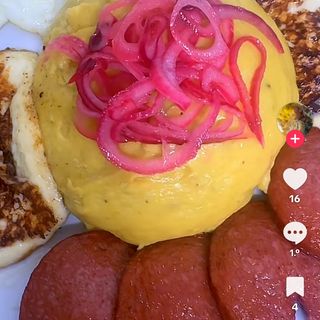 Mangu de plátano macho, salami y huevo frito