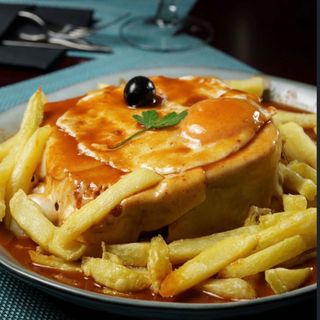 Francesinha estilo porto pollo crispy