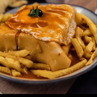 Francesinha estilo porto de pollo