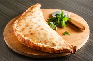 Pizza Calzone Al Pesto (30 Cm.)