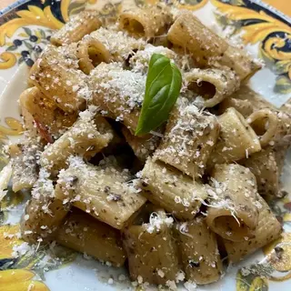 Rigatoni Alfredo con champiñones y pollo