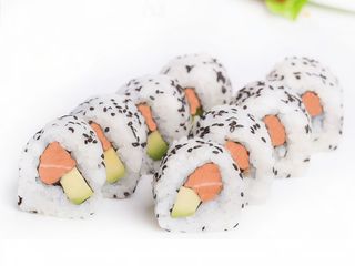 Uramaki Salmón y Aguacate (Sésamo)