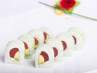 Uramaki Atún y Aguacate