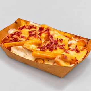 Patatas Fritas Con Raclette y Bacon