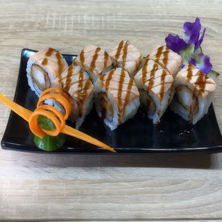 Salmon Roll Flameado de Tempura de Langostinos 