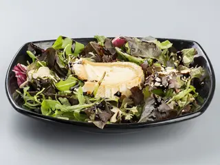 Ensalada Queso Cabra (Lechuga, Queso, Beicon , Sésamo, Almendra, Módena)