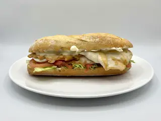 Bocata Pollo Limón (Pollo, Mahonesa Limón, Lechuga,Tomate,Huevo Duro,Queso)