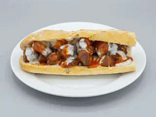 Bocata de Pincho Moruno (Pincho Moruno, Salsa Ranchera y Salsa Brava)