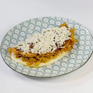 Cachapa con pollo y queso llanero.